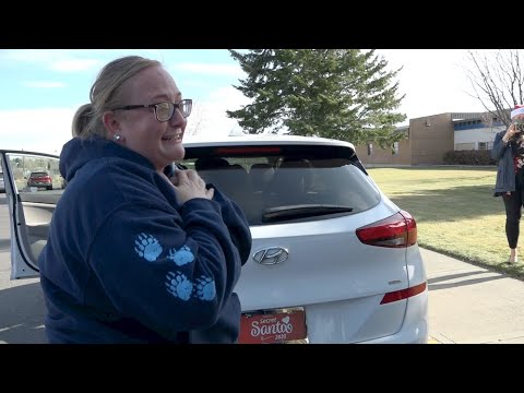 Kindergarten teacher sobs when Secret Santa surprises her with a car at school