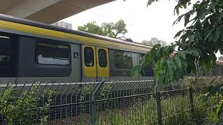 MTR EAL R-Train D010/D012 駛經新運路南圍天橋