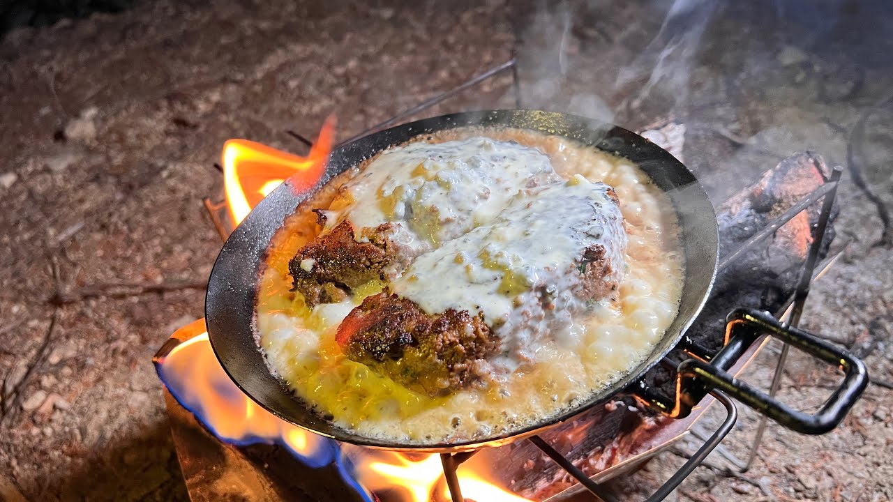 キャンプ場というより、一つの山の中に入っていき林道を歩きキャンプをする感じ。そんな場所で頬張る料理