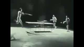 Брюс Ли играет в пинг-понг нунчаками.