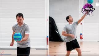 Cara melakukan servis atas dan servis bawah bola voli