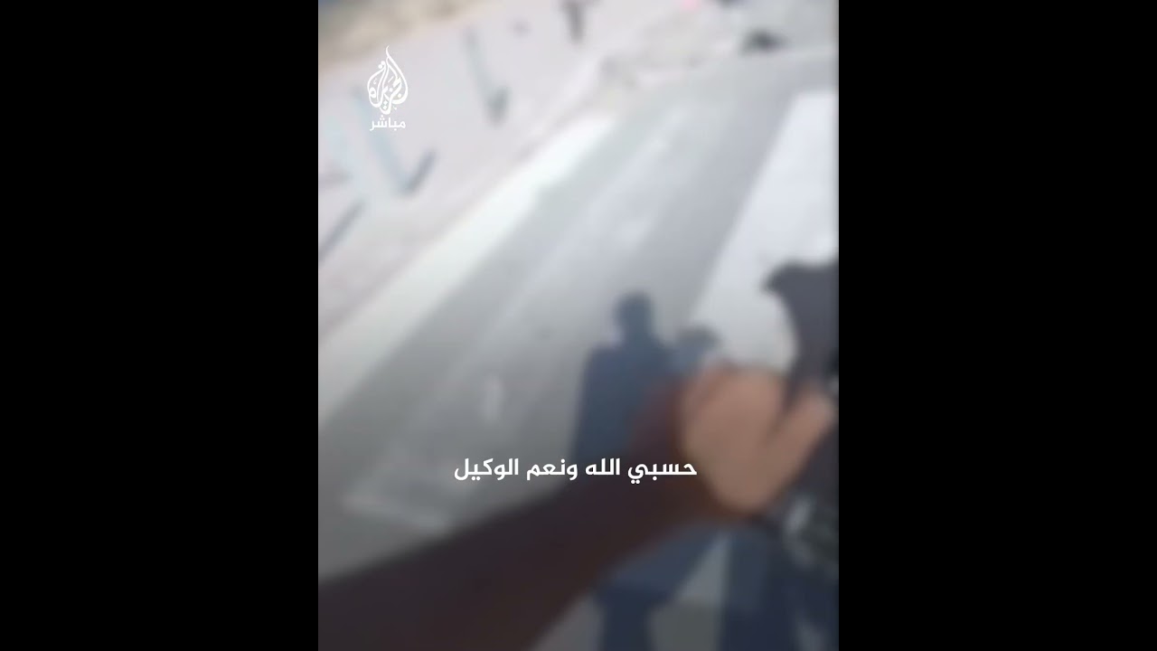 فلسطيني يجهش بالبكاء وهو يرى أشلاء لأطفال ونساء على قارعة طريق في غزة