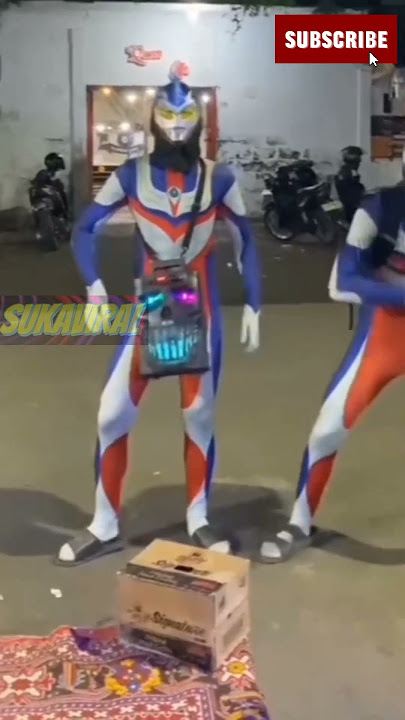 ✔️✔️ Viral pengamen kostum ultramen | joget asiiik guys