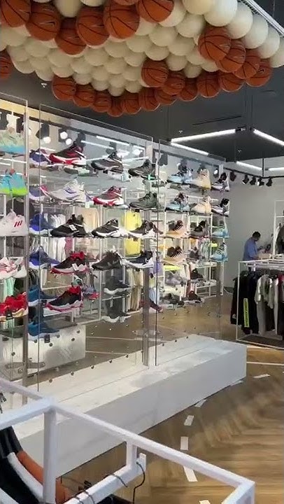 Фишки магазина кроссовок: кроссовки недели, стойки как коробки под ...
