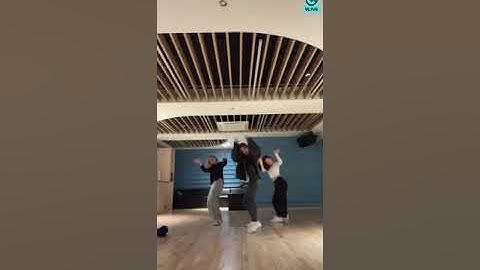 ITZY(있지)Ryujin & Yeji & Chaeryeong dance to “Playing with fire” by Black Pink on vlive