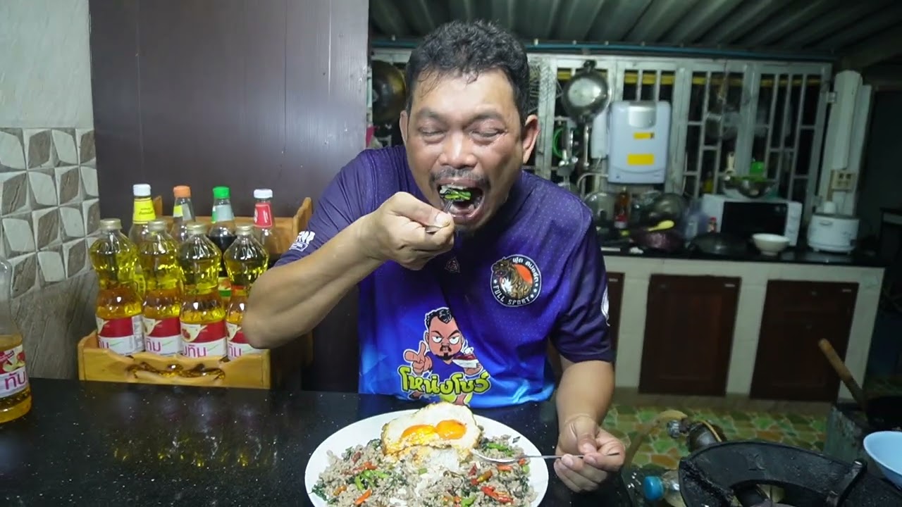 กะเพราเนื้อไข่ลาวา กะเพราเผ็ดร้อนถึงใจ ไข่ลาวาเยิ้มๆ อร่อยได้ใจ โหน่งโชว์