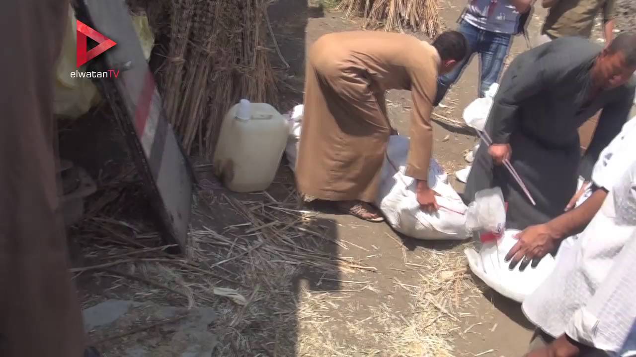 مواطنون يحاولون إنقاذ رسائل البريد من بقايا حطام 