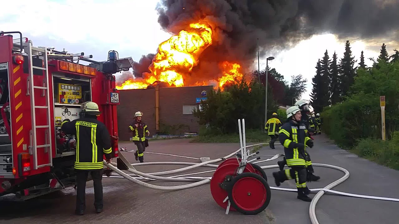 [GROSSBRAND IN ERKRATH] - Ehemaliger Tennisclub im Vollbrand ~ COBRA-Löschsystem im Einsatz -