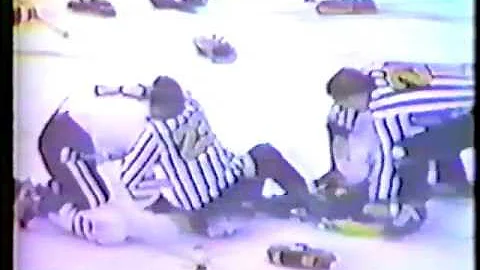 Bobby Orr (BOS) vs Keith Magnuson (CHI)