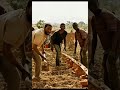 يحاول هذا الطفل الافريقي الفقير صناعة جهاز للماء لأن قريته فقيرة وينجح بذلك وينقذ الجميع من المجاعة