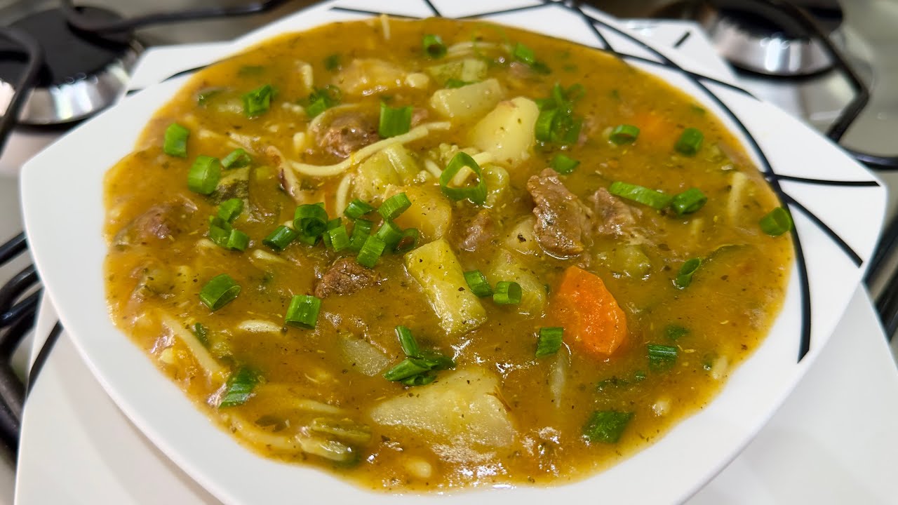 SOPA DE CARNE COM LEGUMES E MACARRÃO