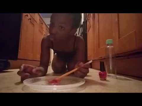 Come rendere melma con olio di bambino e smalto