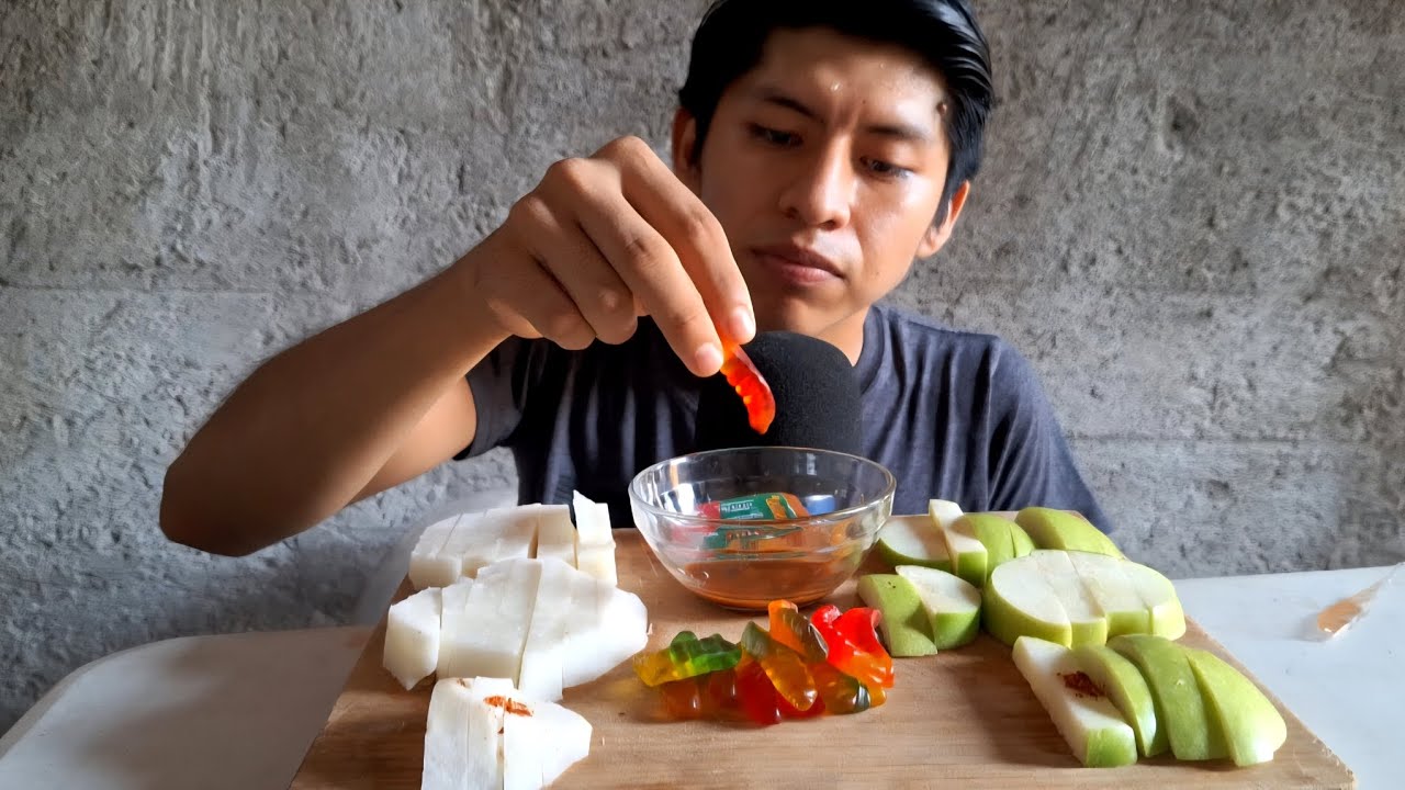 ASMR EN ESPAÑOL COMIENDO FRUTA CON GOMITAS MUKBANG 