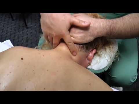 Video: Cum să faci un masaj la gât (cu imagini)