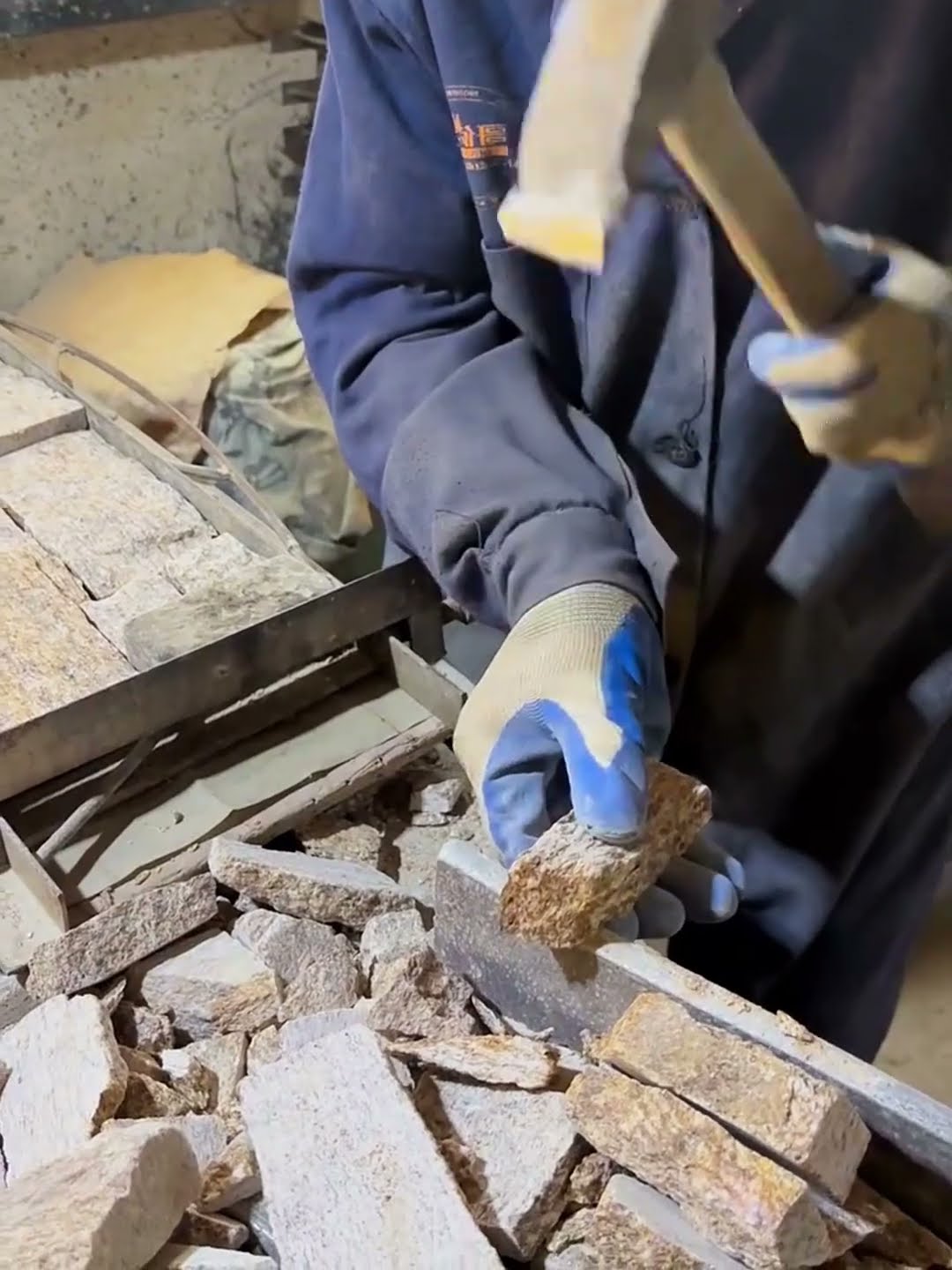 The process of making wall rock bricks- Good tools and machinery make work easy