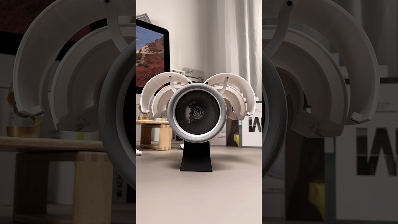 The engine model of the miniature version of GE90 can be flipped