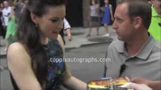 Liv Tyler - Signing Autographs at the \\