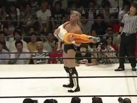 Video cô bé trên võ đài wwe - youtube