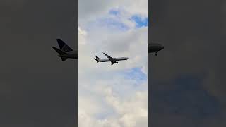 United 767-424(ER) N78060/Final approach on runway 22L/Flight UA169 from VCE to EWR