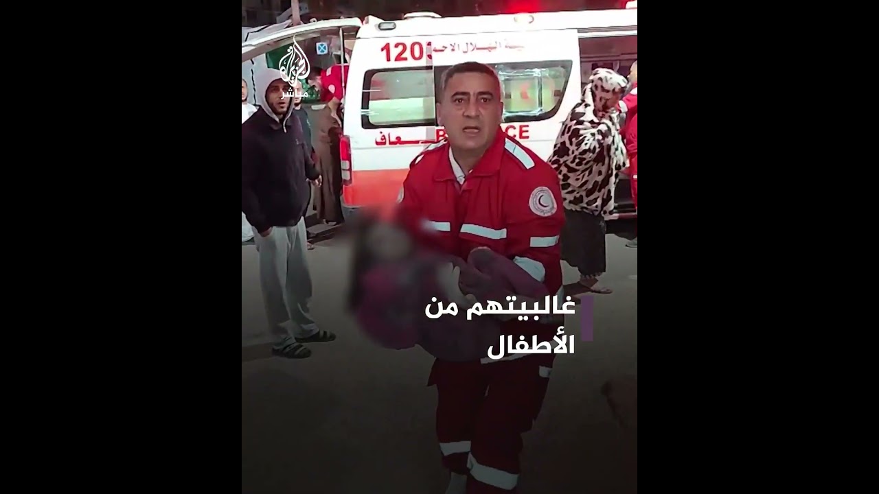 أهالي ومسعفون يهرعون بالأطفال والمصابين إلى المستشفى بعد قصف إسرائيلي استهدف قطاع غزة