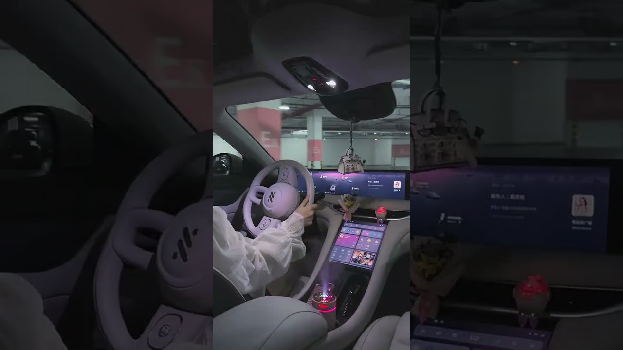 It's so cool to see her driving with one hand on the steering wheel...😍🤩 