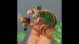 Хамелеон изумрудный брошь с уваровитом #уваровит #chameleon