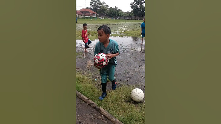 sepakbola hujan yaampun #anakanak #anakkecil #anak #bola #sepakbola #ssb #sepakbolaanak #IkaaNuka