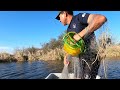 Buscando las Tilapias en el lago con agua fría y tarrallando