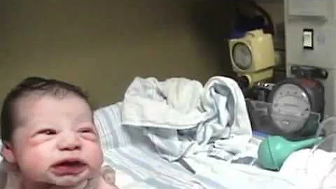 ¿Deben los recién nacidos establecer contacto visual?