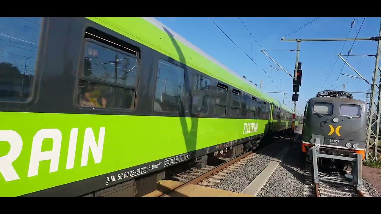 Einfahrt Flixtrain in Halle (Saale) Hbf auf Gleis 7