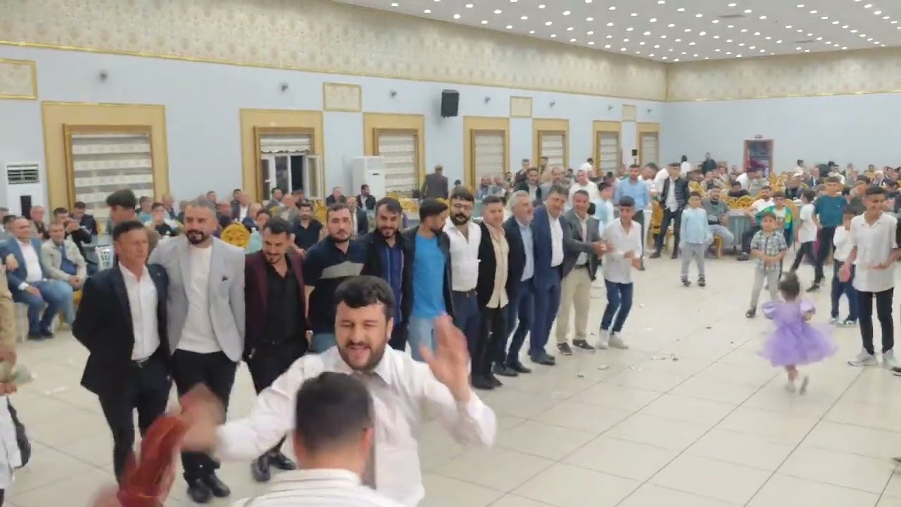 günüllerin başkanı Mehmet bayka halay başında