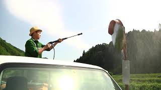 事故防止のためにカーブミラー掃除