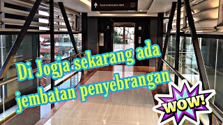 Naik Jembatan Penyebrangan Amplaz