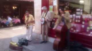 Street music in 5e arr. - Paris