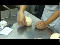 老師示範把基本發酵完成的麵糰，分割、量稱、整型、桿捲，放入土司模(by 月梅)