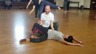 Contact Improvisation workshop with Andrew Harwood and Ray Chung. Resonance. Day 2, duets.
