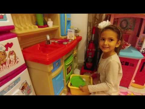 Elif bebişi için mama hazırlıyor, eğlenceli çocuk videosu