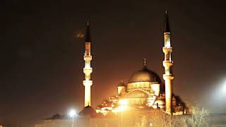 Masjid di malam hari Pemandangan malam dari sebuah masjid simetri