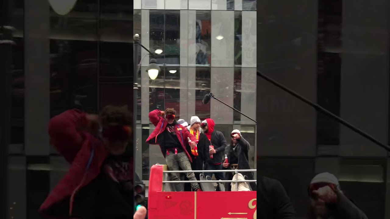 Some guy showed up to the Chiefs Super Bowl Parade standing on ...
