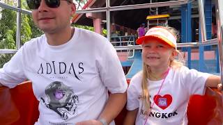 Алиса играет в парке для детей DREAM WORLD Bangkok ! Алиса играет в парке для детей DREAM WORLD Bangkok !