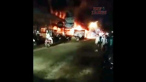 KEBAKARAN DI SAMPING SMP PGRI 4 KOTA JAMBI. SEKITAR JAM 19.00, #jambi #infojambi #jambiterkini