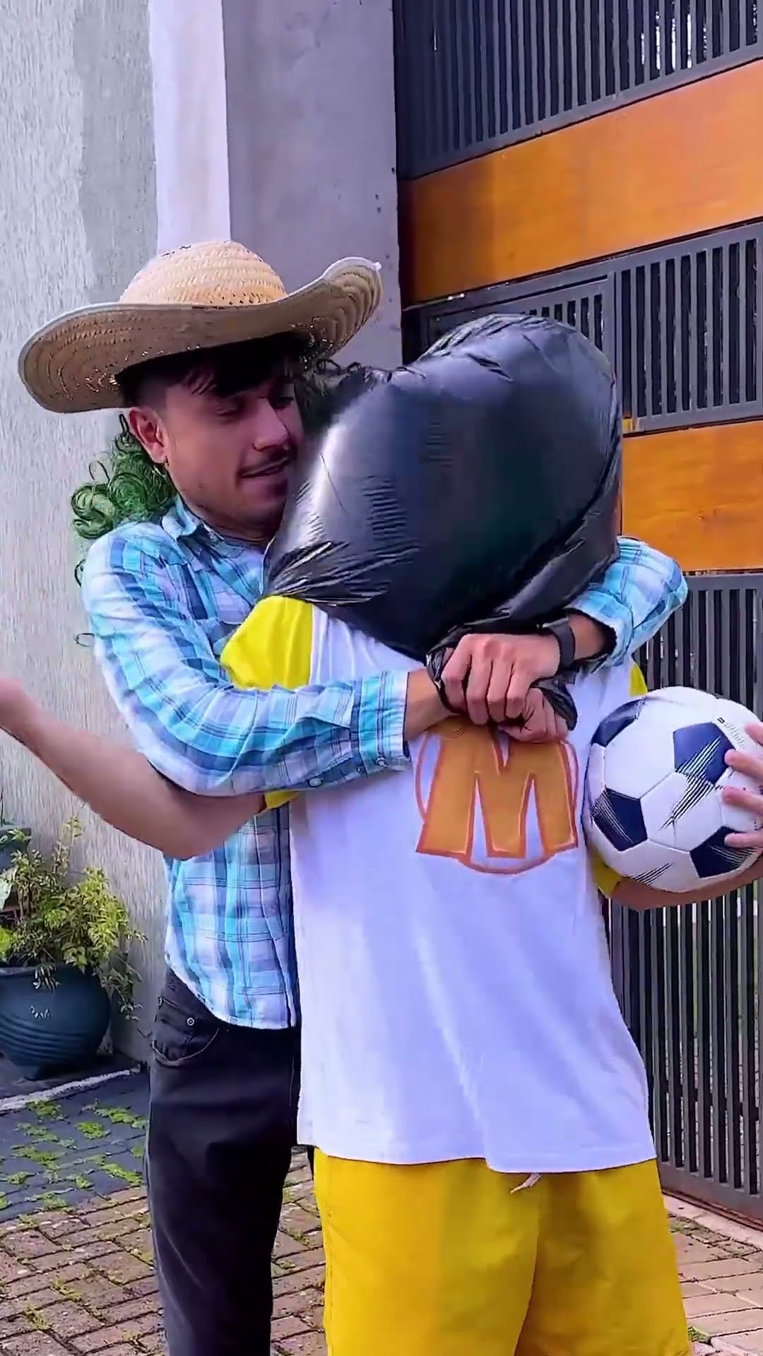 HOMEM DO SACO PEGOU O MAIKIN
