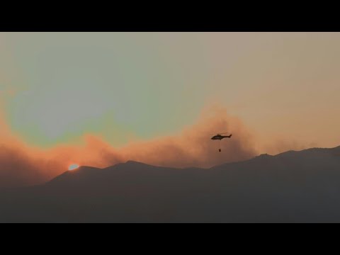 النيران تلتهم جبل بارنس قرب اثينا 