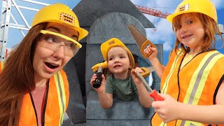 KiDS CONSTRUCTiON JOB!!  Adley is the Boss!  help build a pretend town!  work with Niko, Mom \& Dad!