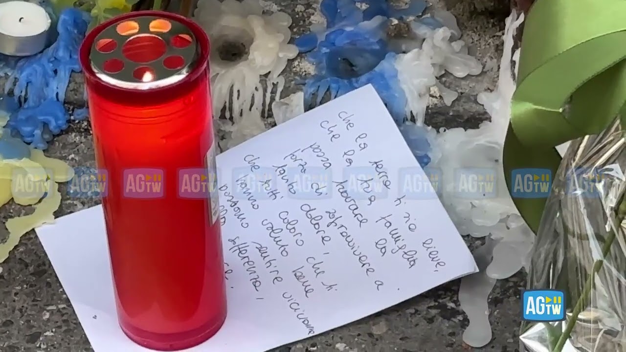 La Spezia, davanti scuola fiori, scritte e lumini per Abu