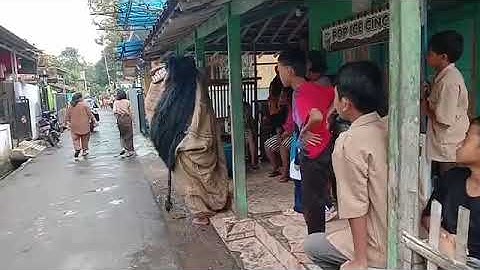 barongan di karangwareng di desa karang wangi