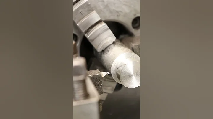 Косозубая шестерня на токарном