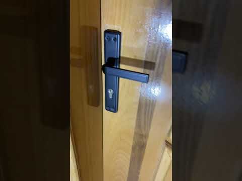 مقبض باب أسود مطفي