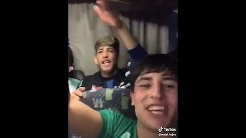 اسود الرافدين يغنون ياحبنا الاكبر انحبك اكثر في الحافلة بعد الفوز على ايران 
