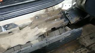 видео: Паджеро 4. избавляемся от пыли в салоне. Замена клапана вентиляции салона. Про ограничитель 5 двери. картинка: Паджеро 4. избавляемся от пыли в салоне. Замена клапана вентиляции салона. Про ограничитель 5 двери.
